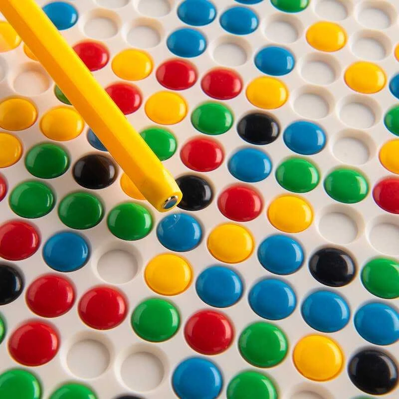 Magnetinė piešimo lenta MagPad Dots vaikams nuo 3 metų, lavina smulkiąją motoriką, raudona