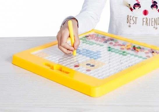 Magnetinė piešimo lenta MagPad Dots vaikams nuo 3 metų, lavina smulkiąją motoriką, raudona