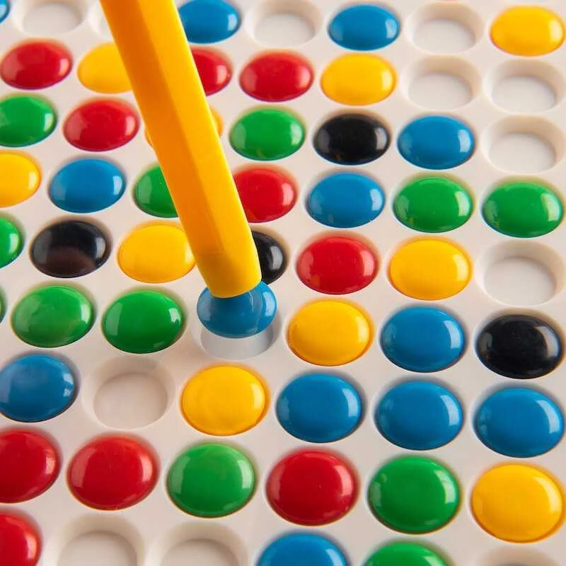 Magnetinė piešimo lenta MagPad Dots vaikams nuo 3 metų, lavina smulkiąją motoriką, raudona