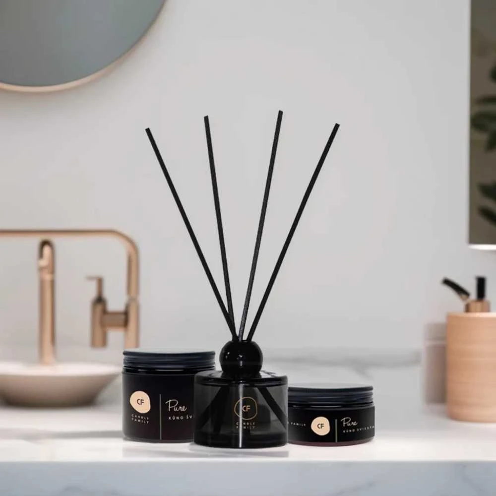 Kūno sviesto, kūno šveitiklio ir namų kvapo rinkinys "ŠVELNIEMS PRISILIETIMAMS", Candle Family, kūno šveitiklis "PURE" 200 ml. (vanilė, gintaras, bergamotė) ir namų kvapas "RAFFINÉ" 120 ml. (ąžuolas, lauko uogos, beržas)