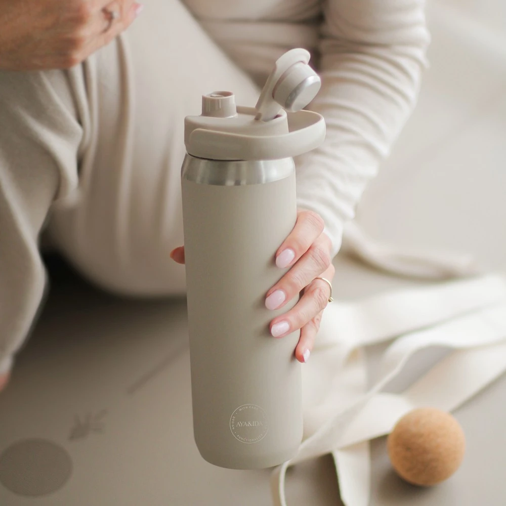 CREAM AYA&IDA Nerūdijančio plieno sportinė gertuvė 'Kreminis rusvai gelsvas' - 700 ml