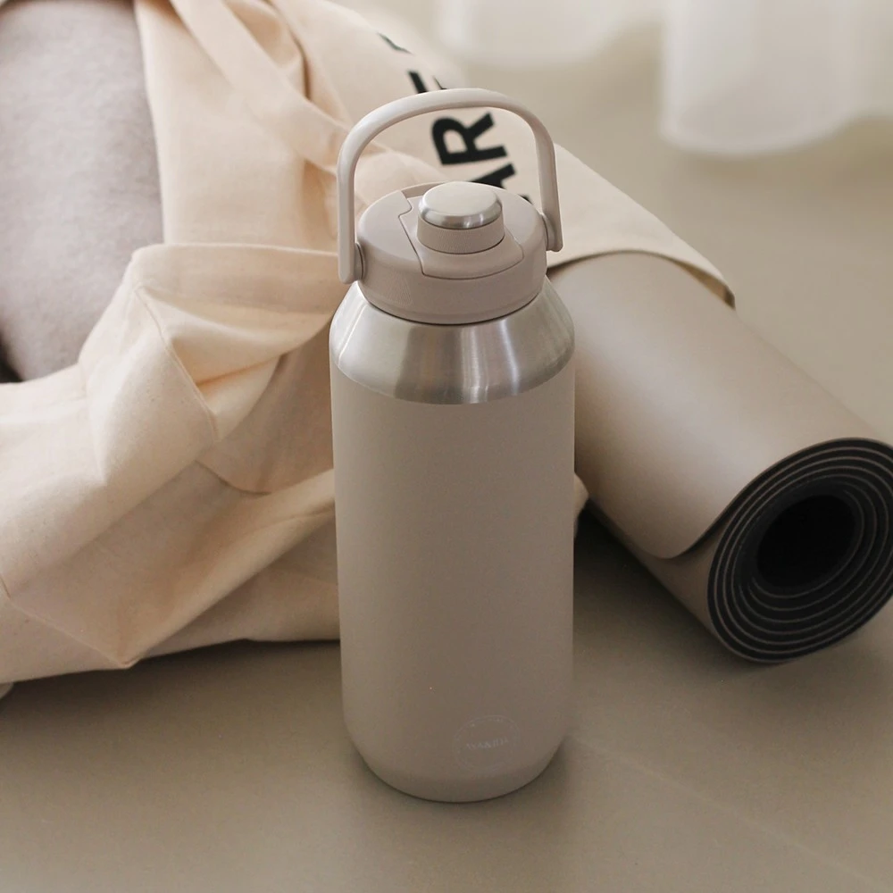 CREAM AYA&IDA Nerūdijančio plieno sportinė gertuvė 'Kreminis rusvai gelsvas' - 950 ml