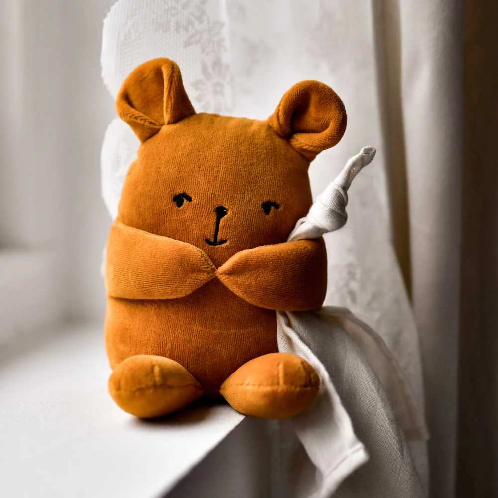 Luxkids Aps Fabbie Music Box Minkštas pliušinis muzikinis žaislas kūdikiams - Meška