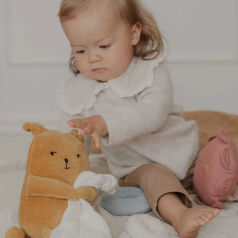 Luxkids Aps Fabbie Music Box Minkštas pliušinis muzikinis žaislas kūdikiams - Meška