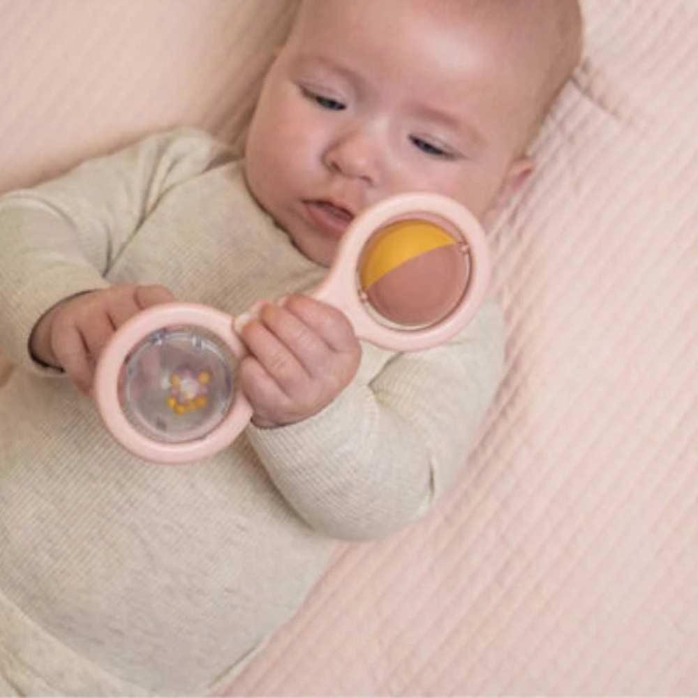 Little Dutch rožinis vaikiškas barškutis rankose