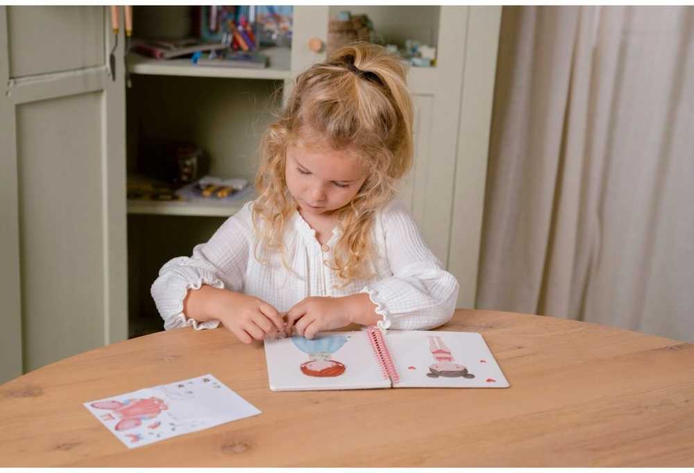 Little Dutch Lipdukų knygelė Aprenk mane Rosa ir draugai