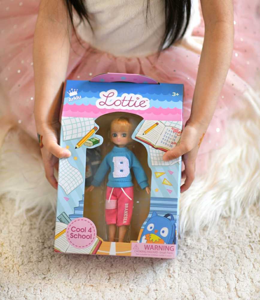 Lottie lėlė Moksleivė B