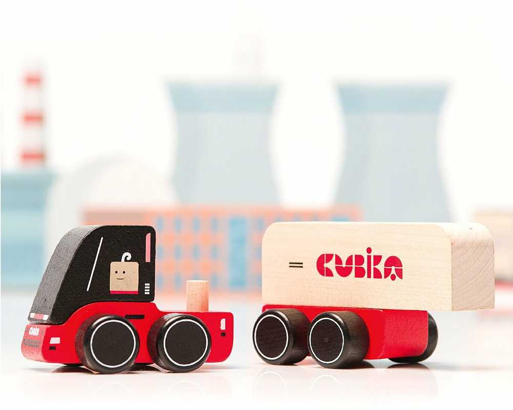 Mediniai automobilis Cubika Sunkvežimis