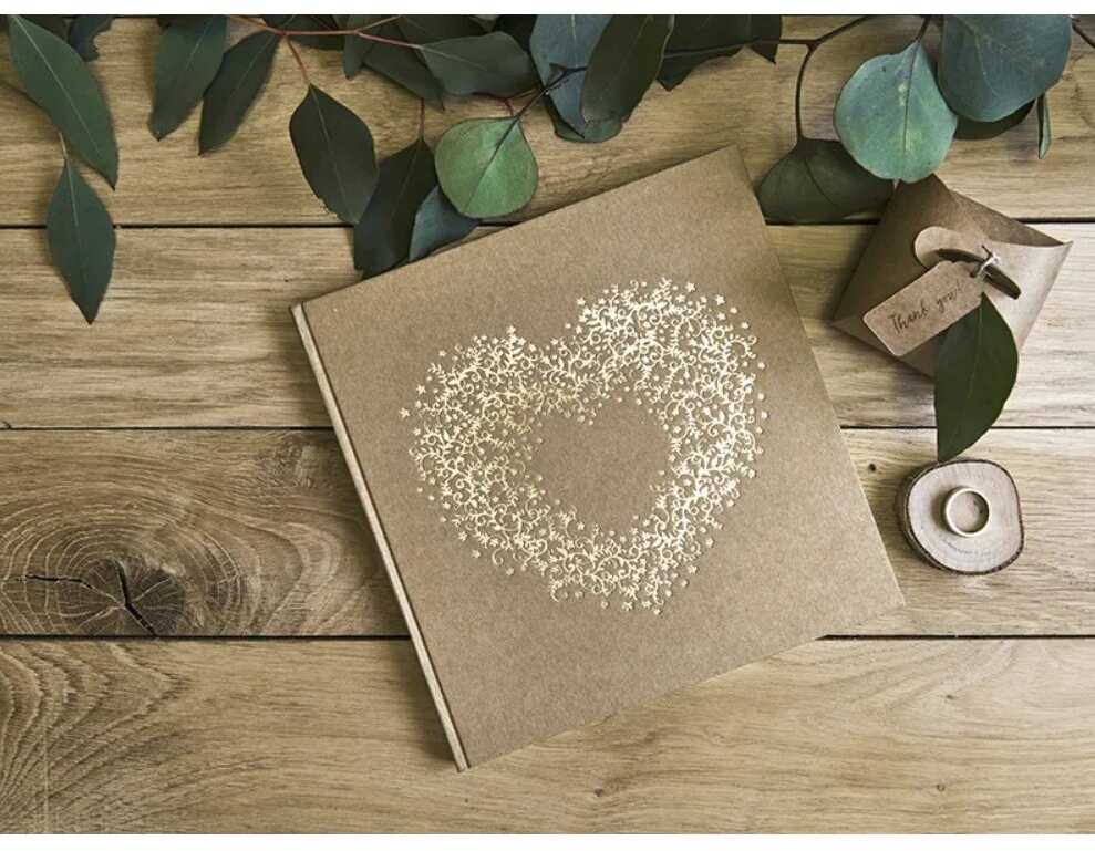 PartyDeco Albumas knyga svečių palinkėjimams Širdelė 20,5x20,5 cm, 22 psl ruda