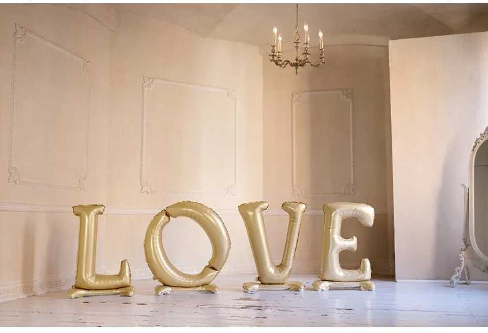 Auksinis stovintis balionų užrašas LOVE