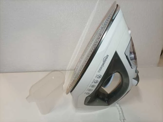Ecost prekė po grąžinimo, Amazon Basics garų lygintuvas su nerūdijančio plieno padu, 2400 W (Atnaujinta)