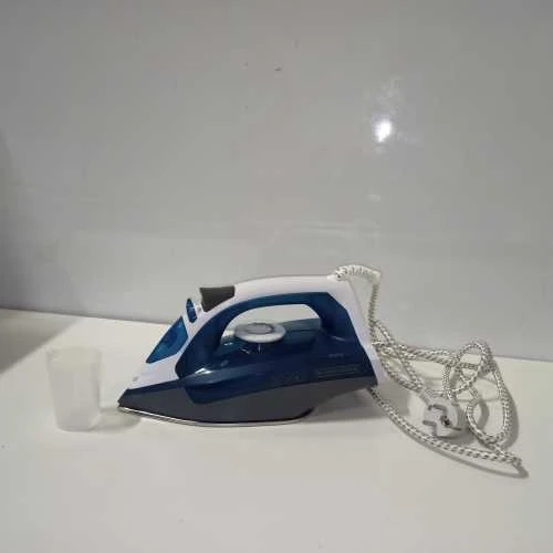 Ecost prekė po grąžinimo Juodas & Decker Blau BXIR2200E Garų lygintuvas 2200 Plastic 370 ml (Atnaujinta)