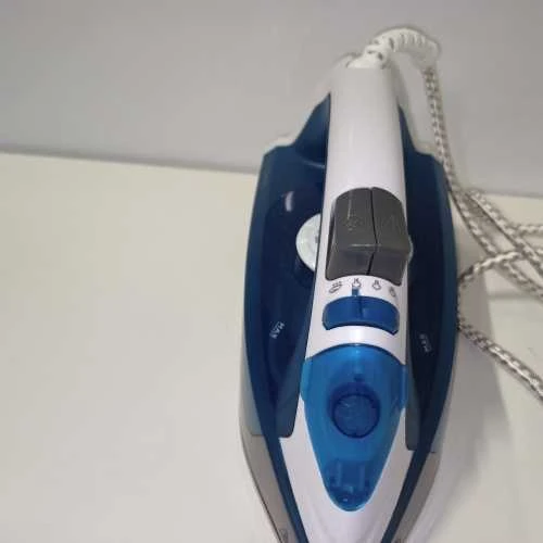 Ecost prekė po grąžinimo Juodas & Decker Blau BXIR2200E Garų lygintuvas 2200 Plastic 370 ml (Atnaujinta)