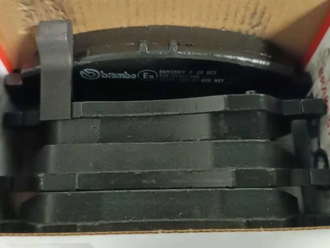 Ecost prekė po grąžinimo Brembo P28023 Front Disc Brake Pad - Set of 4 (Atnaujinta)