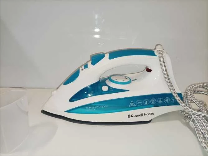 Ecost prekė po grąžinimo, Russell Hobbs garų lygintuvas Supreme Steam Pro (2600 vatų, 140 g/min papi (Atnaujinta)