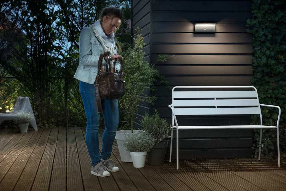 Sieninis šviestuvas 2x4,5W LED sieninis lauko šviestuvas PHILIPS BUSTAN, antracito sp., 2700K, IP44, su judesio davikliu