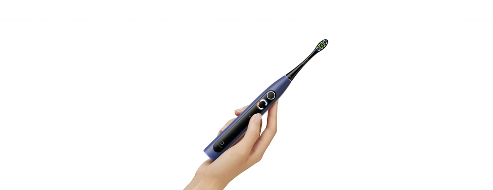Oclean X Lite S mėlynas šepetėlis rankoje