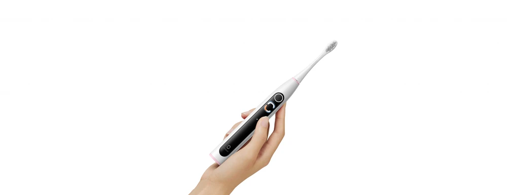 Oclean X Lite S šepetėlis su ekranu rankoje