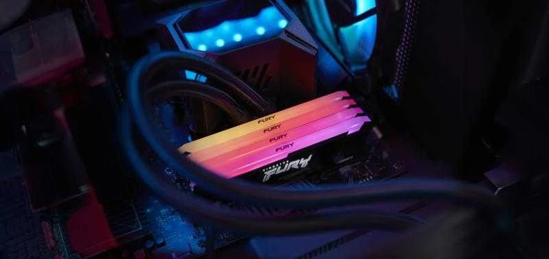 Kingston Fury Beast RAM su RGB apšvietimu kompiuterio viduje