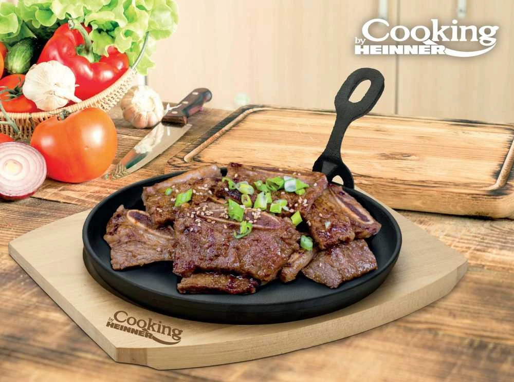 Apvali serviravimo lėkštė, 22 cm, gryno ketaus, su nuimama rankena ir mediniu pagrindu, „Cooking by Heinner“