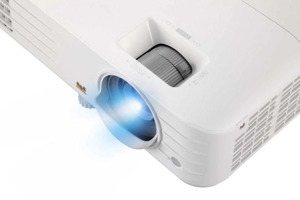 Projektorius ViewSonic 4K UHD (3840x2160), 3200AL, 12 000:1 kontrastas, SuperColor technologija, HDR/HLG, suderinama su 3D, TR1.5-1.65, 1.1x priartinimas, 27dB triukšmo lygis (Eco), 5ms įvesties delsa