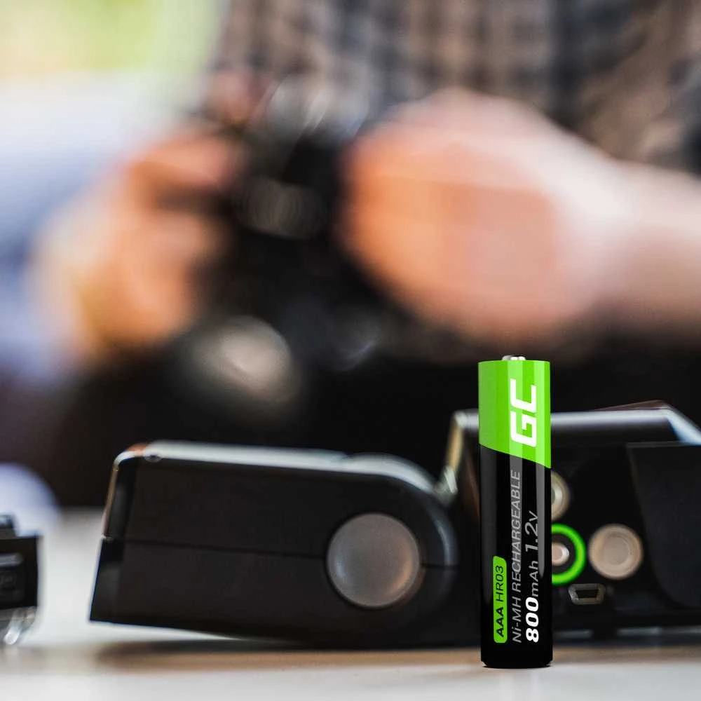 Green Cell 800mAh AAA baterija šalia fotoblykstės