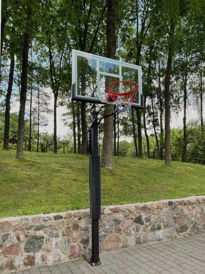 Įbetonuojamas krepšinio stovas Bilaro Fortus 136x80cm, 8mm grūdintas stiklas