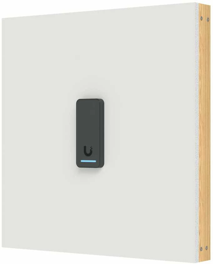 „Ubiquiti Compact“ – antros kartos NFC kortelių skaitytuvas ir išėjimo prašymo įrenginys, palaikantis durų atrakinimą ranka pamojuojant.