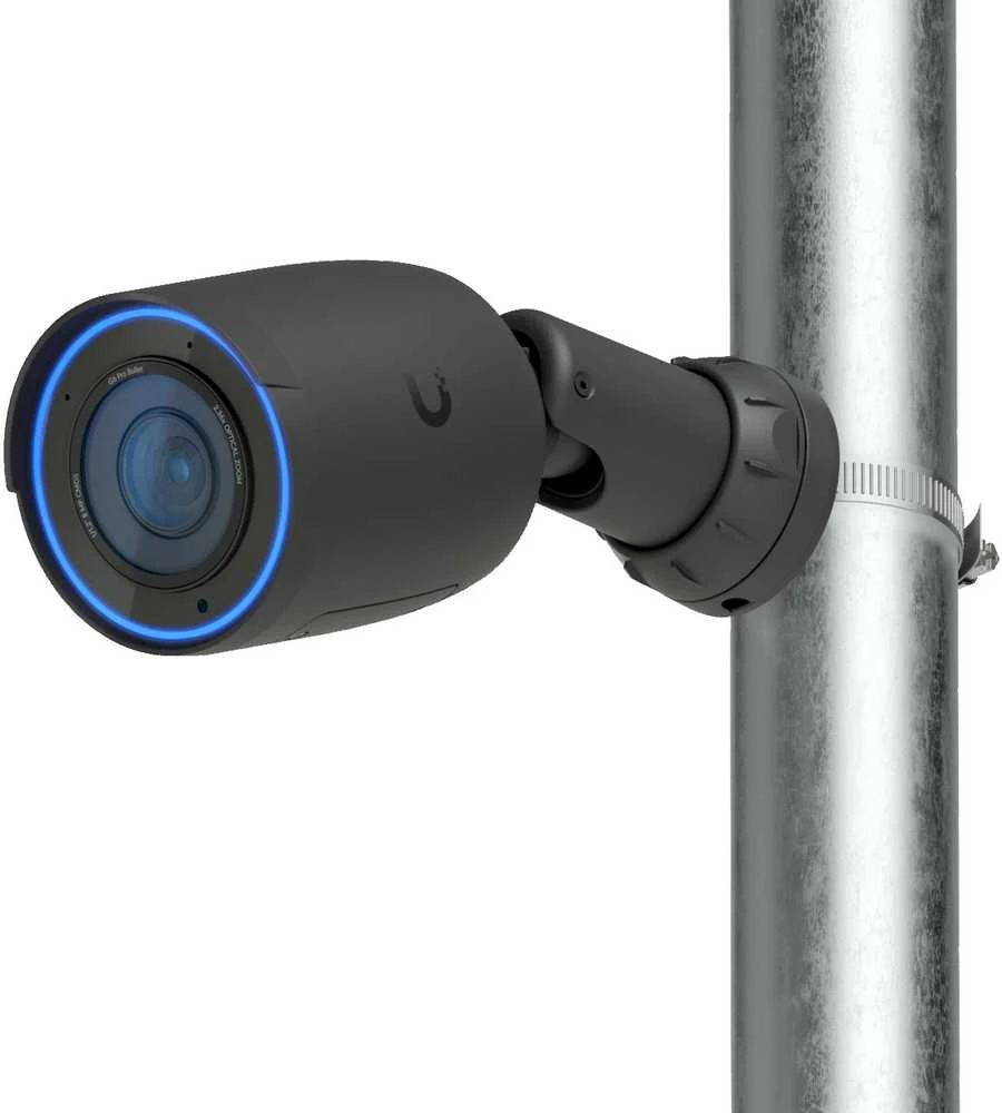 UBIQUITI UVC-G6-Pro-Bullet-B Visoms oro sąlygoms pritaikyta 4K PoE+ kamera su „Multi-TOPS“ dirbtinio intelekto varikliu, 2,36 karto optiniu priartinimu ir dideliu 1/1,2 colio CMOS jutikliu, užtikrinančiu išskirtinį aiškumą esant prastam apšvietimui ir didelio nuotolio IR naktinį matymą.