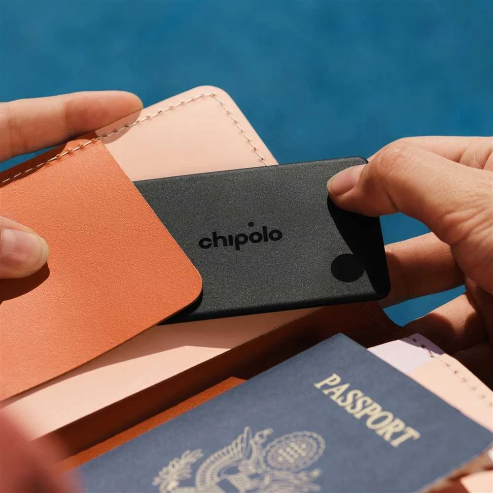 „Chipolo CARD“ – belaidis įkraunamas plonas „Bluetooth“ sekiklis, skirtas „iOS“ ir „Android“, anglies spalvos