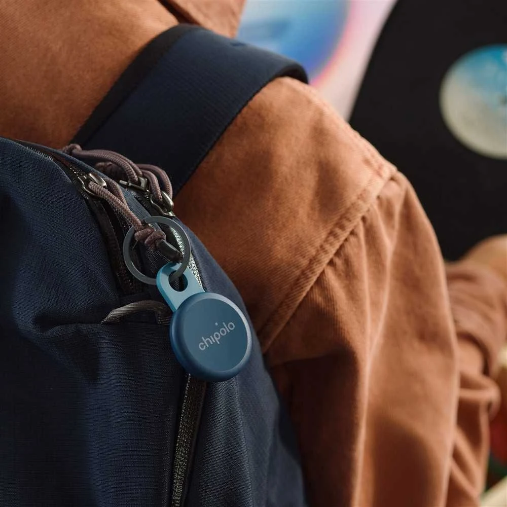 „Chipolo LOOP“ – įkraunamas „Bluetooth“ sekiklis su silikonine kilpa, skirtas „iOS“ ir „Android“, tamsiai mėlynas