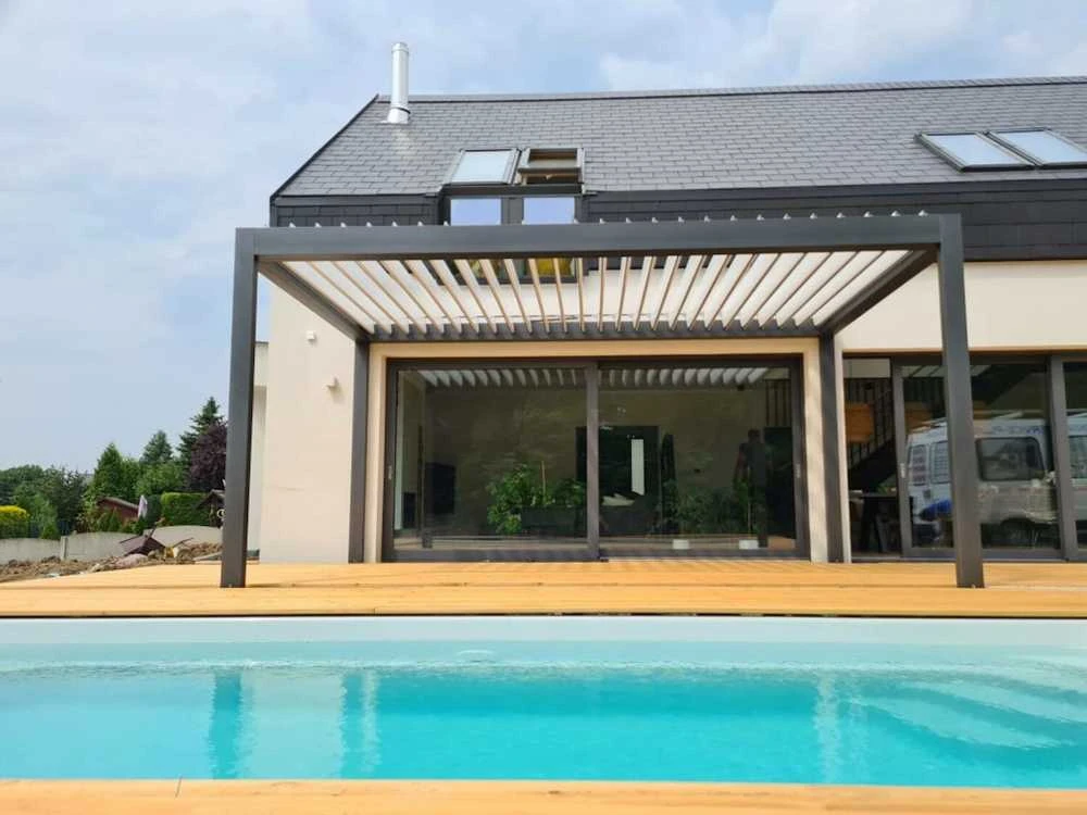 Pergola Bioclimatic: 3000x6000 mm, su LED, montuojama prie sienos