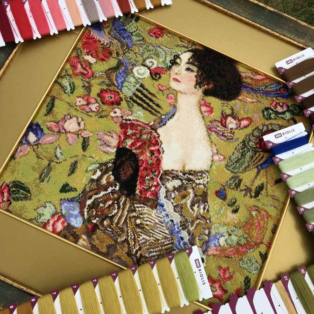 RIOLIS - Create It Yourself - Siuvinėjimo rinkinys „Panelė su veduokle“ 1226 (35x35 cm)