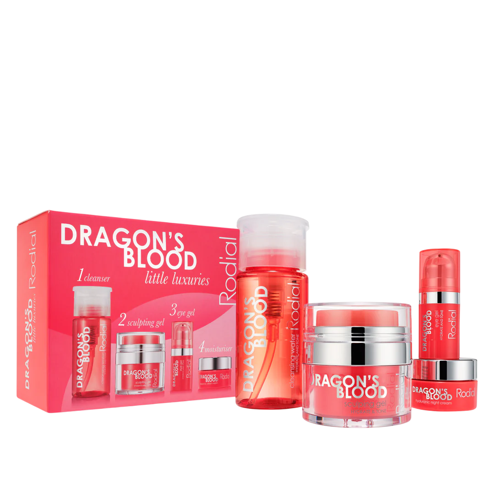 „Little Luxuries“ rinkinys Rodial: „Dragon's Blood“ valomasis micelinis vanduo visiems odos tipams, 100 ml + „Dragon's Blood“ skulptūrinis veido gelis, 9 ml + „Dragon's Blood“ gaivinamasis ir drėkinamasis paakių gelis, 5 ml + „Dragon's Blood“ drėkinamasis kremas veidui su hialurono rūgštimi, 10 ml