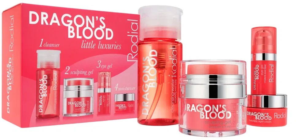 „Little Luxuries“ rinkinys Rodial: „Dragon's Blood“ valomasis micelinis vanduo visiems odos tipams, 100 ml + „Dragon's Blood“ skulptūrinis veido gelis, 9 ml + „Dragon's Blood“ gaivinamasis ir drėkinamasis paakių gelis, 5 ml + „Dragon's Blood“ drėkinamasis kremas veidui su hialurono rūgštimi, 10 ml