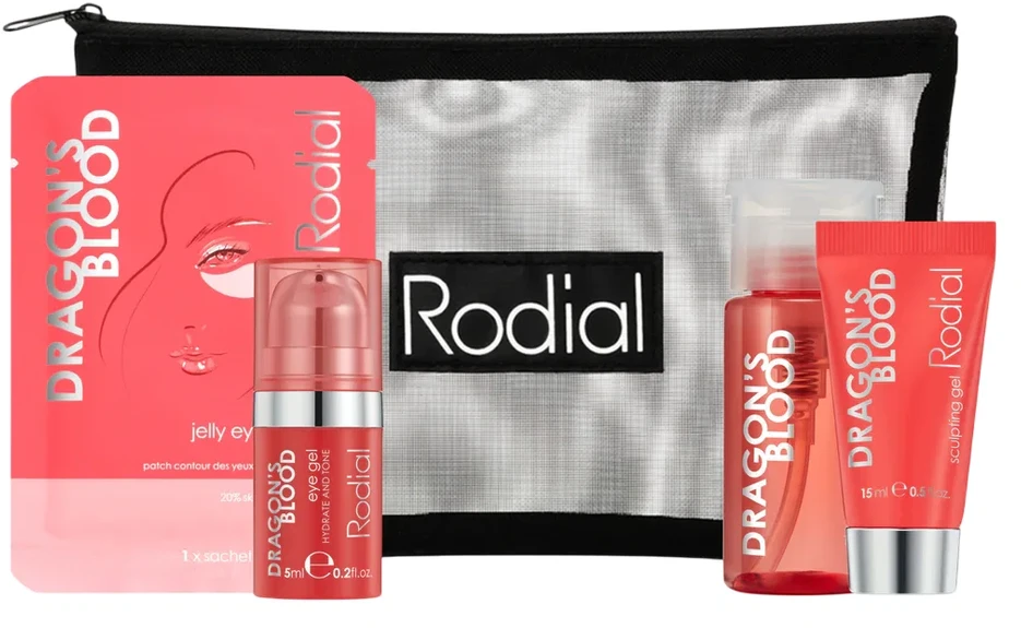 „Little Luxuries“ rinkinys Rodial: „Dragon's Blood“ valomasis micelinis vandens valiklis visiems odos tipams, 100 ml + „Dragon's Blood“ gaivinamasis ir drėkinamasis paakių gelis, 15 ml + „Dragon's Blood“ skulptūrinis veido gelis, 15 ml + „Dragon's Blood“ drėkinamasis paakių pleistras, 3 g