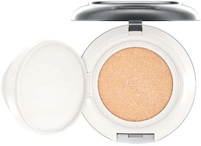 MAC Lightful C+ kompaktiškas makiažo pagrindas „Light SPF 50“, 12 g