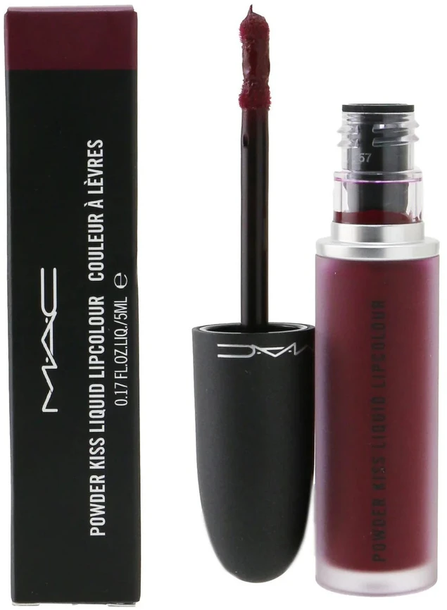 Mac Cosmetics MAC „Powder Kiss“ matiniai skysti lūpų dažai 983 „Burning Love“, 5 ml