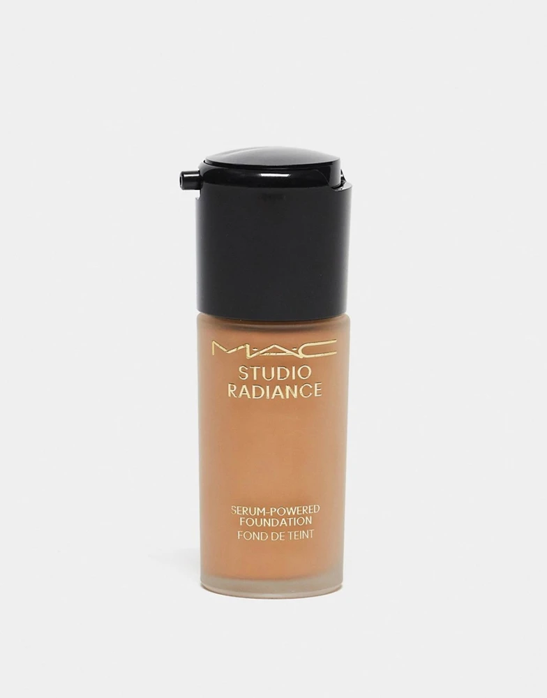 Drėkinamasis makiažo pagrindas MAC Studio Radiance Serum Powered Foundation | spalva: N18, 30 ml