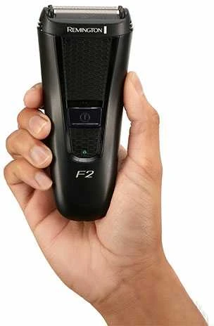 Remington F2 elektrinė barzdaskutė rankoje