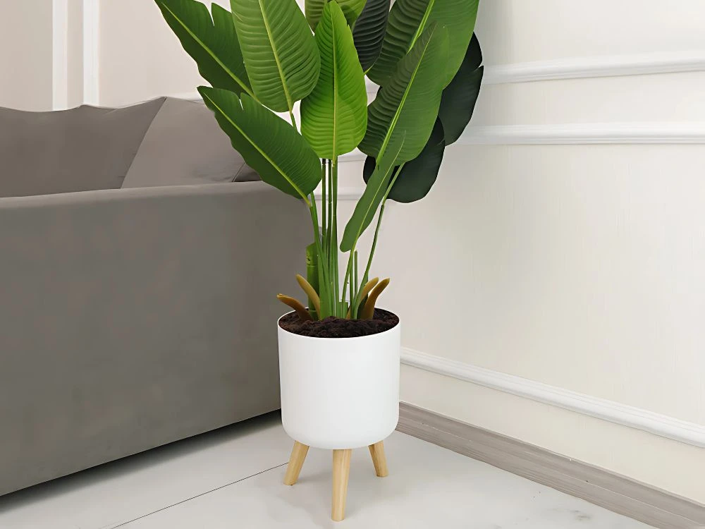 Baltas stovintis gėlių vazonas su medinėmis kojelėmis, 28 cm