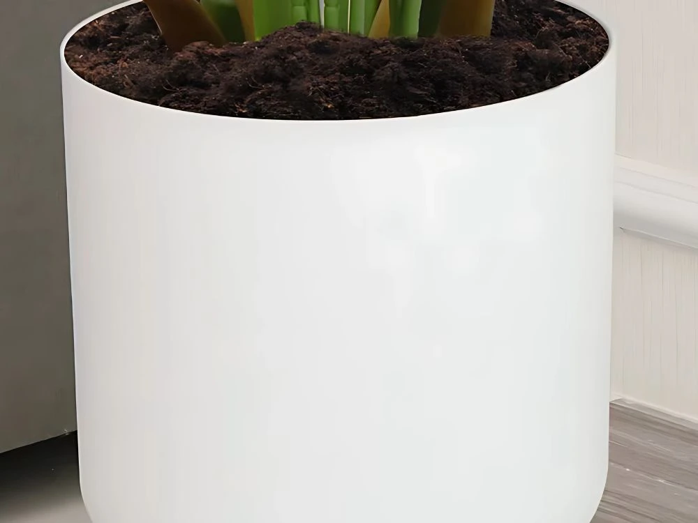 Baltas stovintis gėlių vazonas su medinėmis kojelėmis, 28 cm