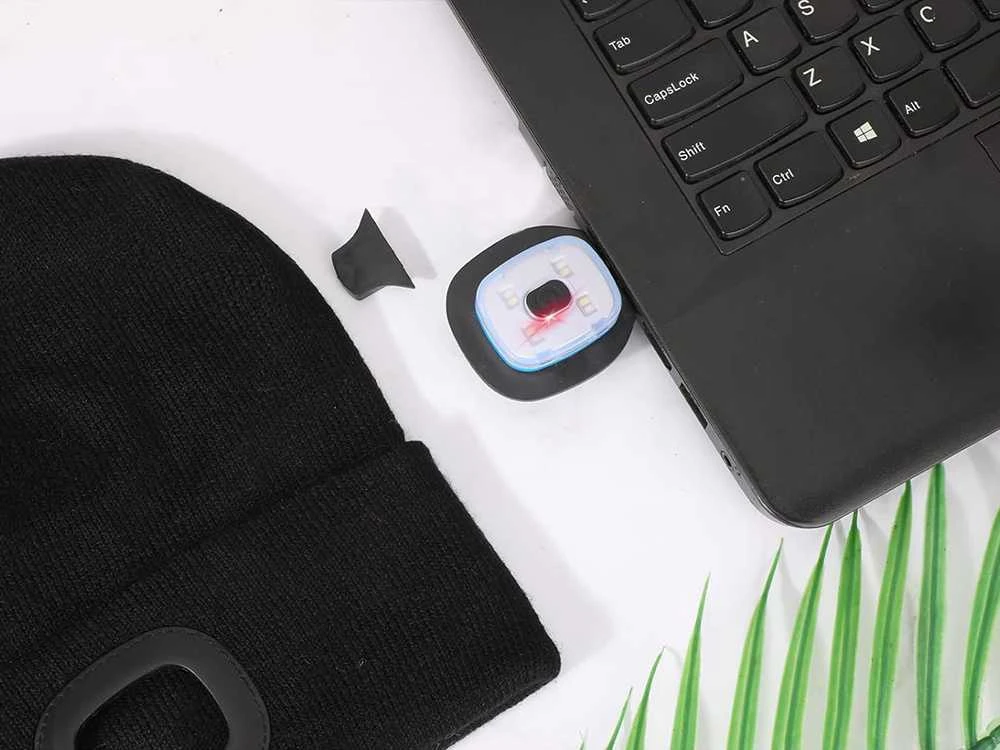 Žieminė kepurė su LED lempute, USB įkrovimas, 3 apšvietimo režimai