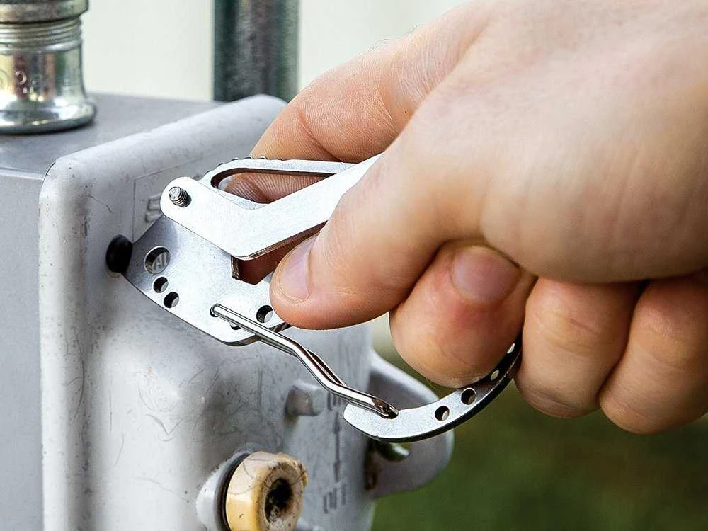 Raktų pakabukas su karabinu ir daugiafunkciniu įrankiu