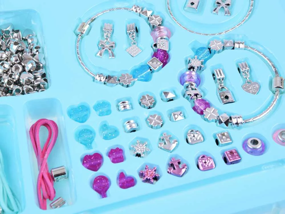 Jokomisiada Karoliukai daro apyrankes Charms