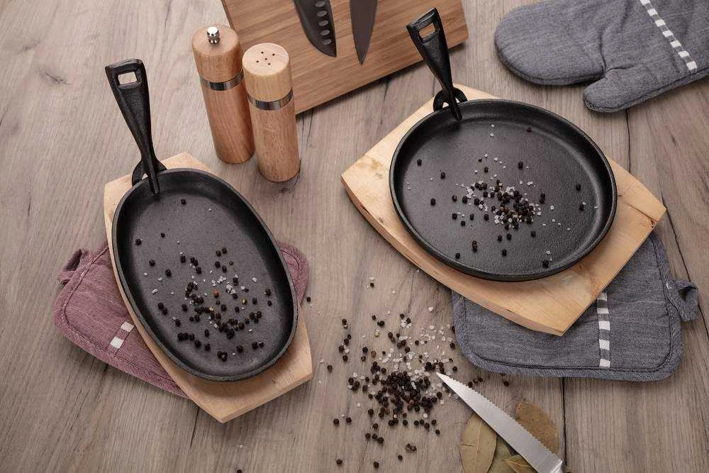 Banquet Keptuvė Ketaus 22cm su medin. padėklu