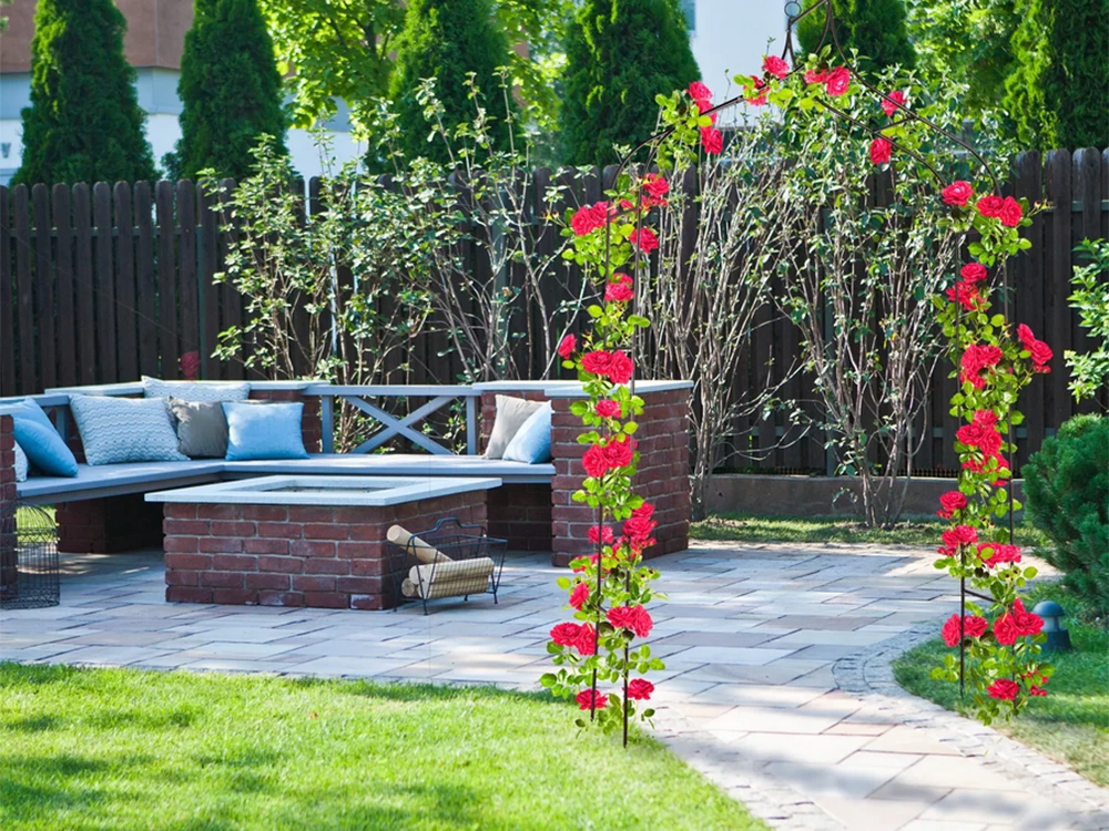 Metalinė pergola gėlėms ir vijokliniams augalams