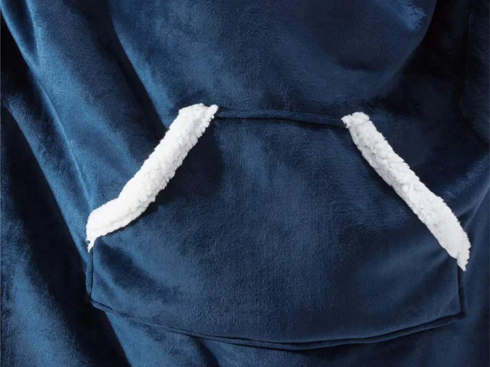 Šiltas oversize pledsa su gobtuvu, tamsiai mėlyna