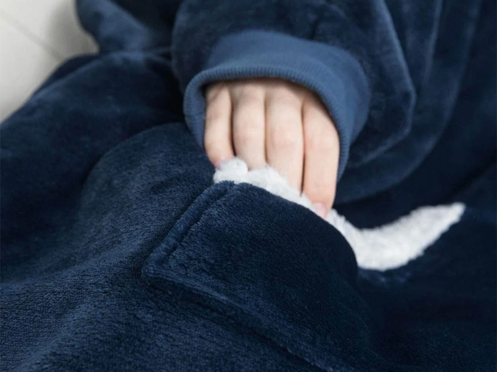 Šiltas oversize pledsa su gobtuvu, tamsiai mėlyna