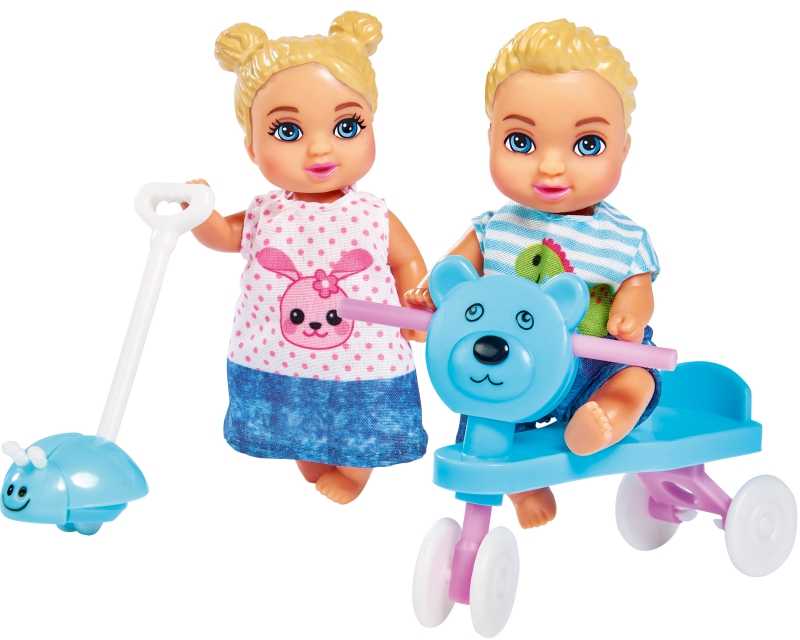 Simba Steffi Love Mama Doll vaiko kambaryje, kuriame yra 3 vaikai 28 elementai.